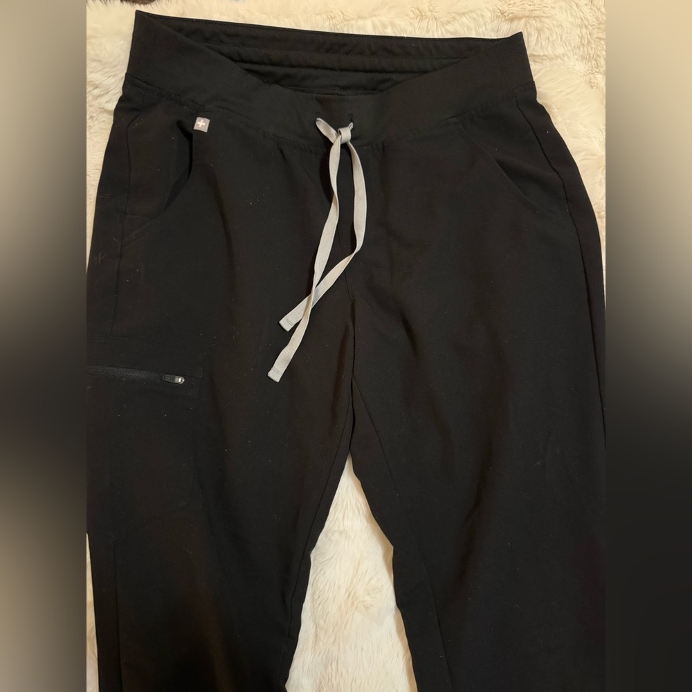 Figs Women’s Zamora Scrub Pants in Black - Picture 2 of 4